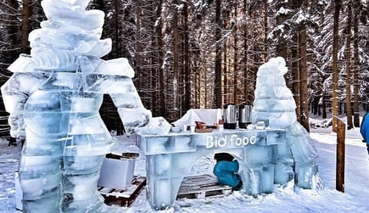 Ski areál Kopřivná zdobí obří sochy vyrobené z desítek tun ledu.