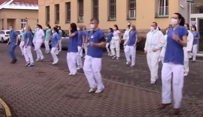 VIDEO: Zdravotníci z jičínské nemocnice secvičili tanec proti covidu
