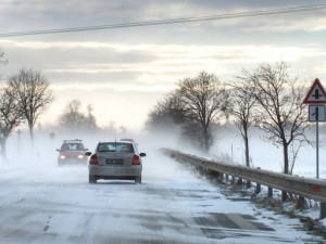 Silnice na severu Olomouckého kraje pokrývá nový sníh