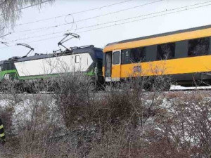 Hasiči museli na Přerovsku evakuovat lidi z vlaku, zamrzlo vedení