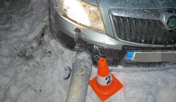 Řidič ve Vrchlabí nezvládl průjezd kruhovým objezdem, nadýchal skoro dvě promile