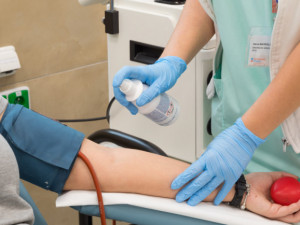 Fakultní nemocnice Olomouc loni kvůli koronaviru odebrala dárcům méně krve