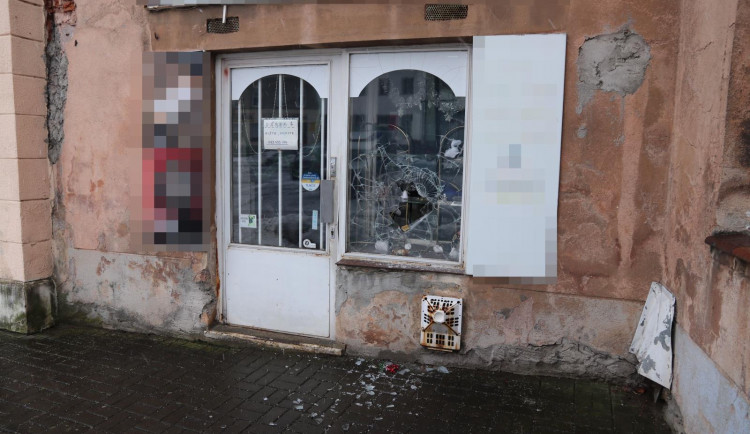 Policisté dopadli muže, kteří se vloupali do zlatnictví v Nové Pace. Jde o známe firmy