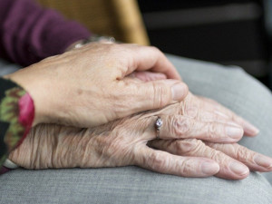 I přes očkování se v domovech seniorů opatření zatím moc neuvolňují