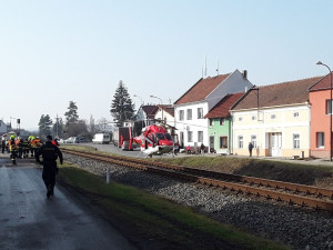 Při srážce vlaku a auta se na Prostějovsku zranili čtyři lidé