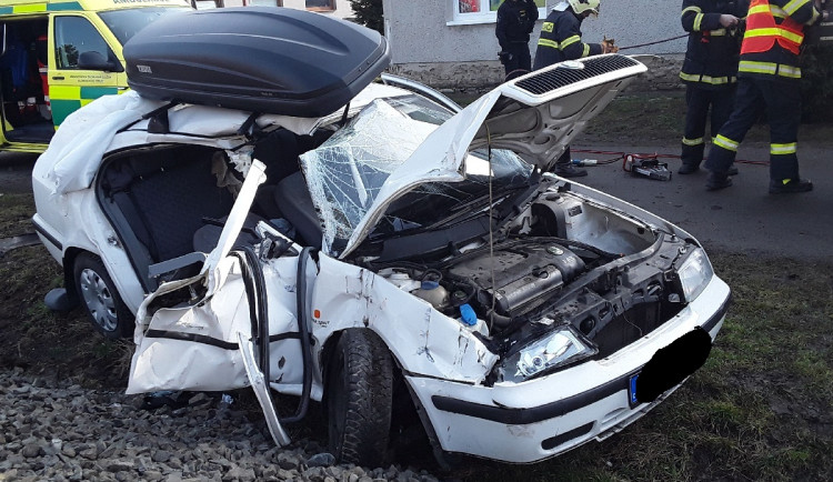 Při srážce vlaku a auta se na Prostějovsku zranili čtyři lidé.