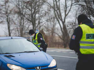 Policisté v Olomouckém kraji vrátili za hranice okresů stovku aut