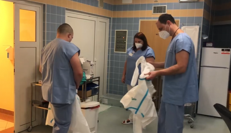 size3-1610966225061-152-video-personal-novomestske-nemocnice-dnes-rano-posilili-hasici-zapojili-se-na-aro