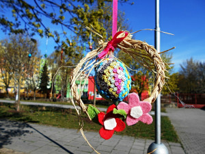 Rodiče a děti mohou jeden ze stromů v Olomouci obléct do háčkovaných ozdob