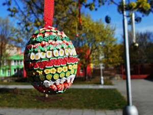 Rodiče a děti mohou jeden ze stromů v Olomouci obléct do háčkovaných ozdob