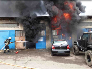 V Zábřehu hořela garáž s osobními vozy, škoda se šplhá k 1,5 milionu