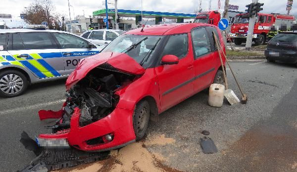 Řidič zřejmě nerespektoval červenou, policie hledá svědky nehody v Hradci Králové