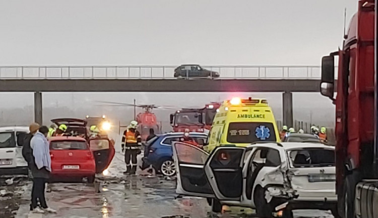 Při hromadné nehodě na dálnici u Hranic se zranilo osm lidí. Zasahoval vrtulník