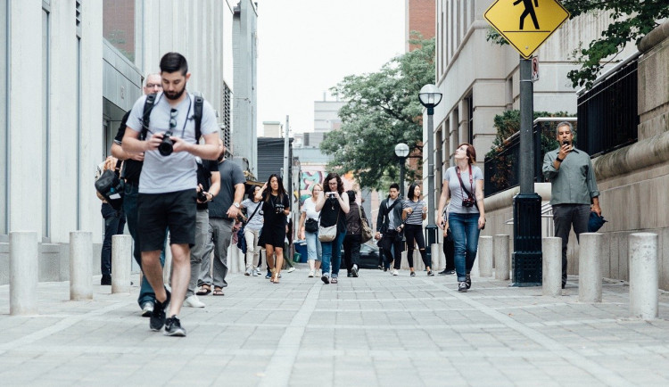 Chodec se sluchátky a mobilem jde naproti nehodě.