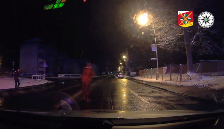 Na Benzině v Trutnově se střílelo. Útočník a jeden z policistů leží v nemocnici