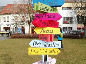 Hranice před Velikonocemi ozdobily tři obří kraslice. Akce však města zrušila