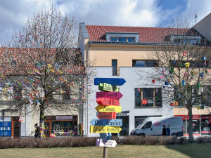 Hranice před Velikonocemi ozdobily tři obří kraslice. Akce však města zrušila