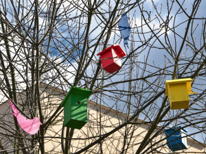 Hranice před Velikonocemi ozdobily tři obří kraslice. Akce však města zrušila