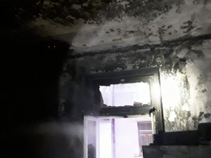 Při požáru ve Vidnavě se zranil hasič a obyvatel bytu, který vyskočil z okna