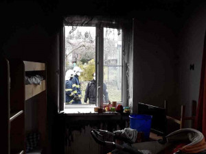 Při požáru ve Vidnavě se zranil hasič a obyvatel bytu, který vyskočil z okna