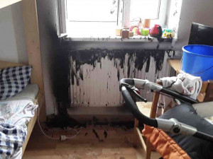 Při požáru ve Vidnavě se zranil hasič a obyvatel bytu, který vyskočil z okna