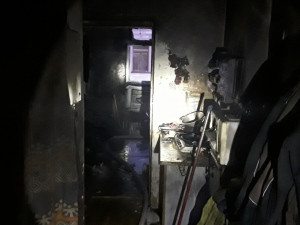 Při požáru ve Vidnavě se zranil hasič a obyvatel bytu, který vyskočil z okna