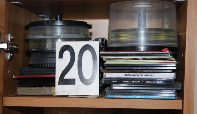 Místo hlídání svěřenou neteř znásilnil a celý akt si nafotil. Muži z Náchodska teď hrozí 12 let vězení