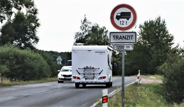 size3-1591697060328-231-tranzitni-dopravu-nad-12-tun-omezil-plzensky-kraj-na-sve-silnici-vedouci-z-plzne-do-nyran