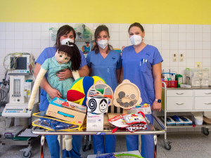 Ve Fakultní nemocnici zbavuje děti strachu z vyšetření panenka Ája