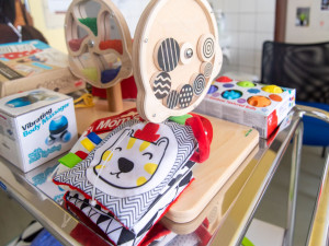 Ve Fakultní nemocnici zbavuje děti strachu z vyšetření panenka Ája