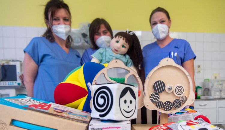 Ve Fakultní nemocnici zbavuje děti strachu z vyšetření panenka Ája