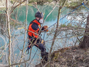V lomu ve Výklekách hasiči zachraňovali psa, který sklouzl do strže