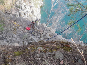 V lomu ve Výklekách hasiči zachraňovali psa, který sklouzl do strže