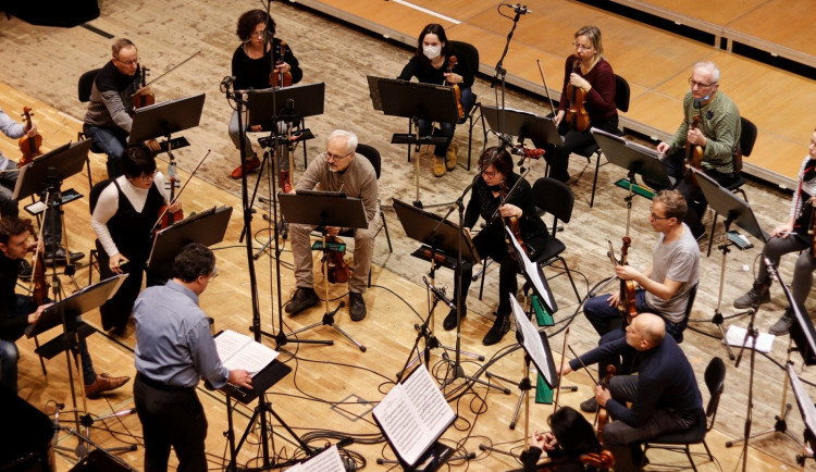 Hradecká filharmonie obvolává své abonenty, navzájem si vyjadřují podporu