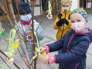 Centrum Olomouce zdobí obří kraslice. Velikonoce komplikuje pandemie