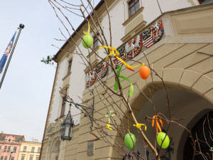 Centrum Olomouce zdobí obří kraslice. Velikonoce komplikuje pandemie