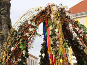 Centrum Olomouce zdobí obří kraslice. Velikonoce komplikuje pandemie