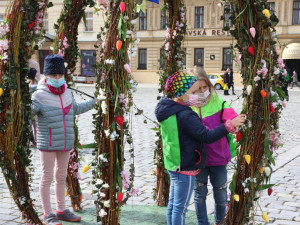 Centrum Olomouce zdobí obří kraslice. Velikonoce komplikuje pandemie
