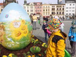 Centrum Olomouce zdobí obří kraslice. Velikonoce komplikuje pandemie