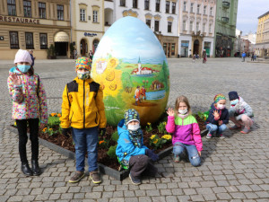 Centrum Olomouce zdobí obří kraslice. Velikonoce komplikuje pandemie