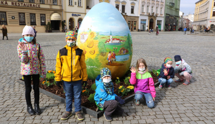 Centrum Olomouce zdobí obří kraslice. Velikonoce komplikuje pandemie