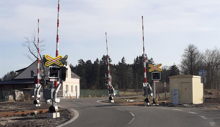 Nepojízdný kamion zablokoval železniční přejezd v Královci