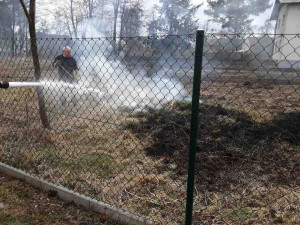 Hasiči doporučují pálení klestí na zahradě předem nahlásit