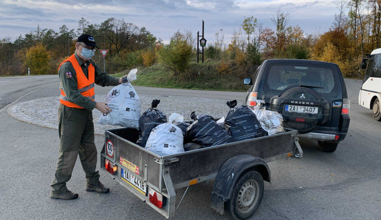 Dobrovolníci uklidili Moravský kras, nejčastěji našli poklice či pneumatiky