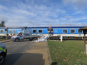 Na železničním přejezdu v Grygově vlak srazil auto. Zraněn nebyl nikdo