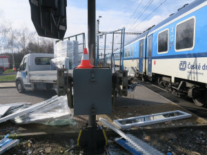 V Grygově se na přejezdu srazilo auto s vlakem. Zraněný nebyl nikdo