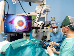 Nový operační systém usnadní jemnou práci lékařů z olomoucké oční kliniky