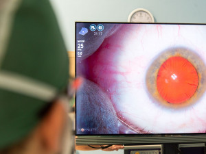 Nový operační systém usnadní jemnou práci lékařů z olomoucké oční kliniky