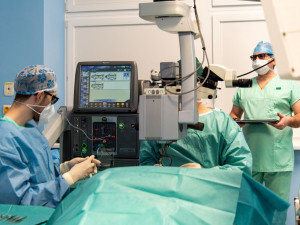 Nový operační systém usnadní jemnou práci lékařů z olomoucké oční kliniky