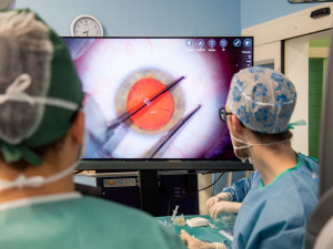 Nový operační systém usnadní jemnou práci lékařů z olomoucké oční kliniky